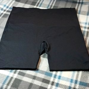 Black Leggings 2X High Waisted. 2nd picture shows one little pull